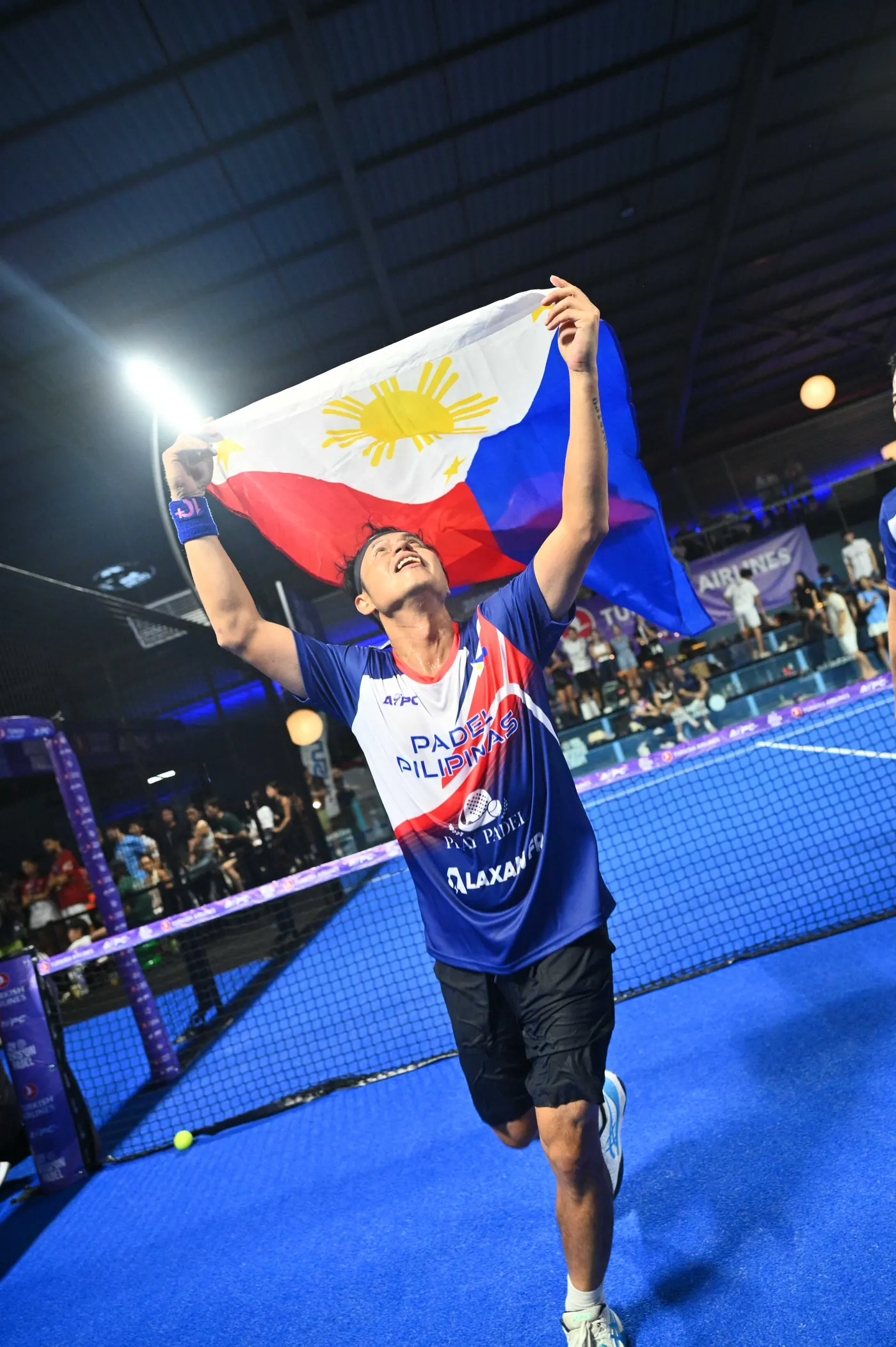 Perayaan juara dengan bendera nasional