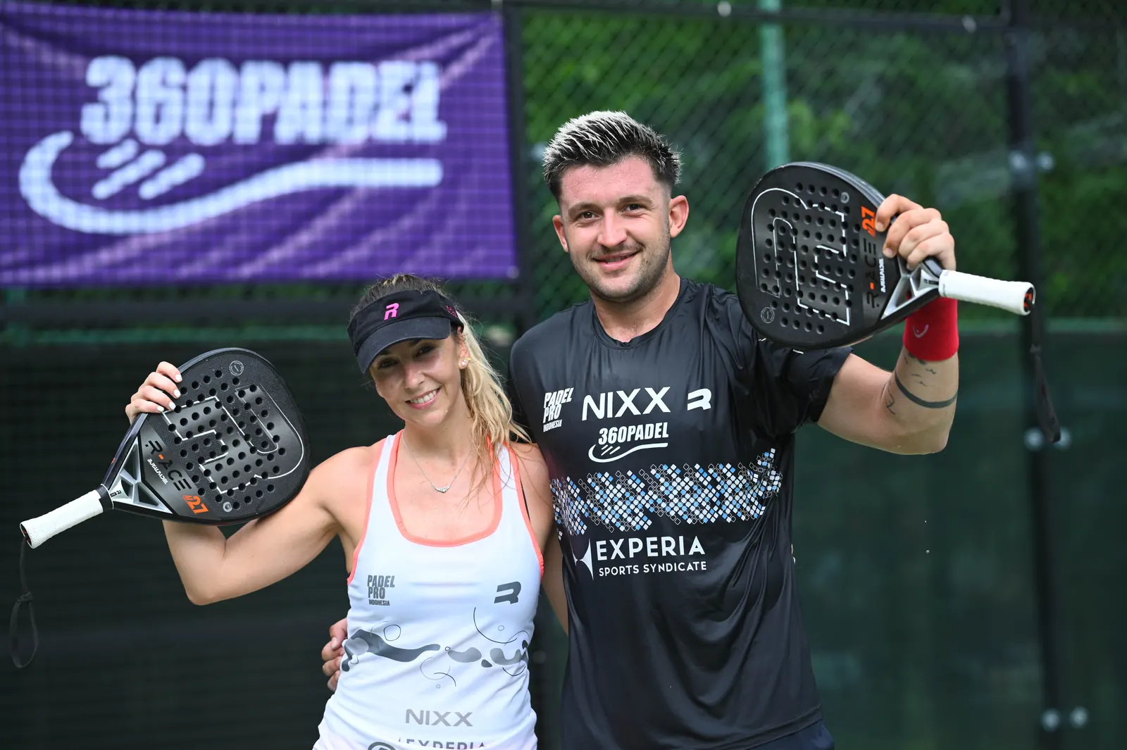 Pemain berpose di depan branding court 360 Padel