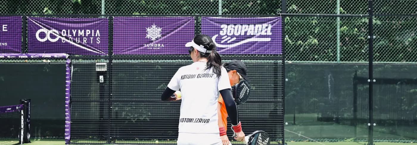 Sudut court dengan penempatan banner sponsor