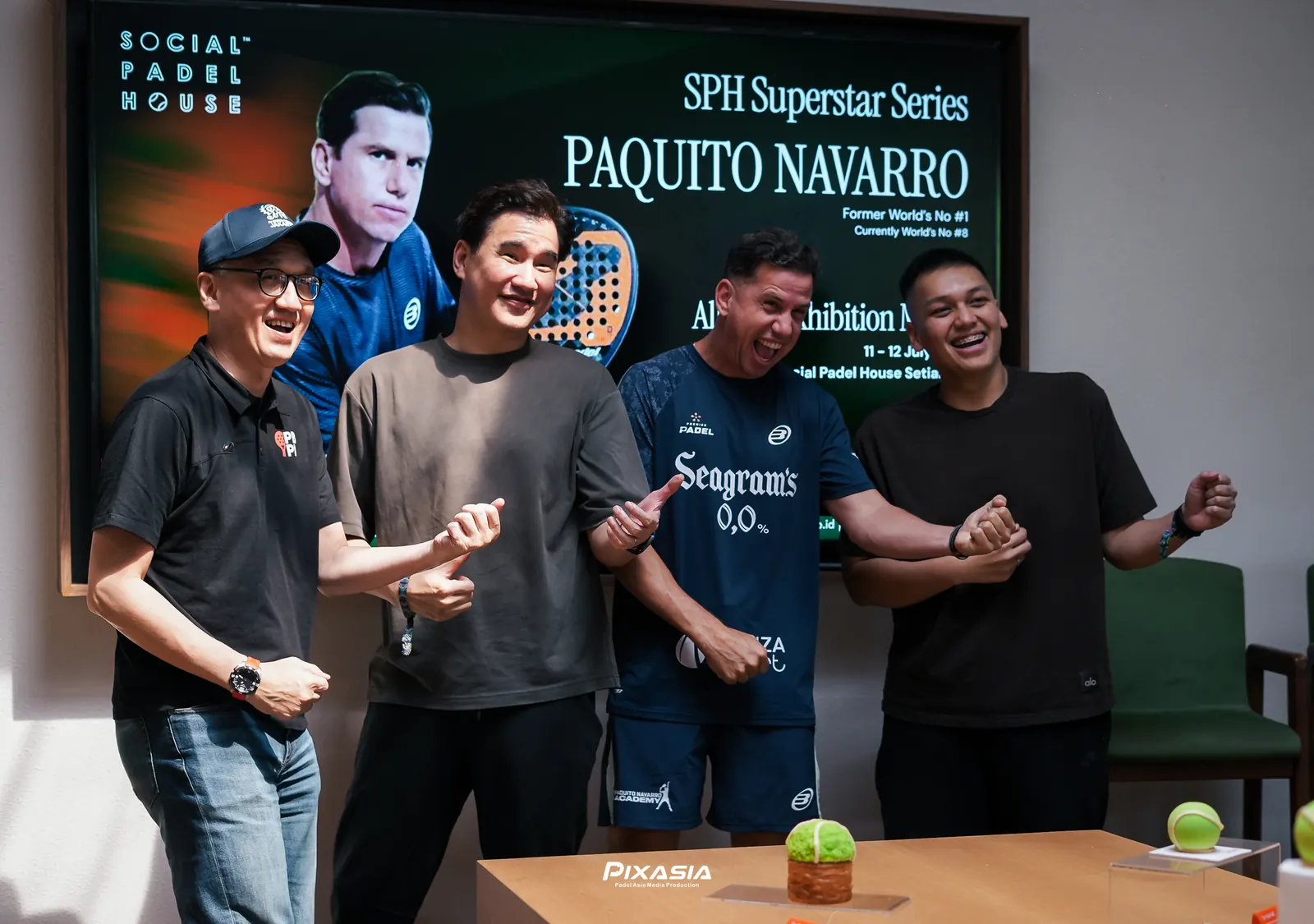 Sesi foto bersama di depan poster SPH Superstar Series