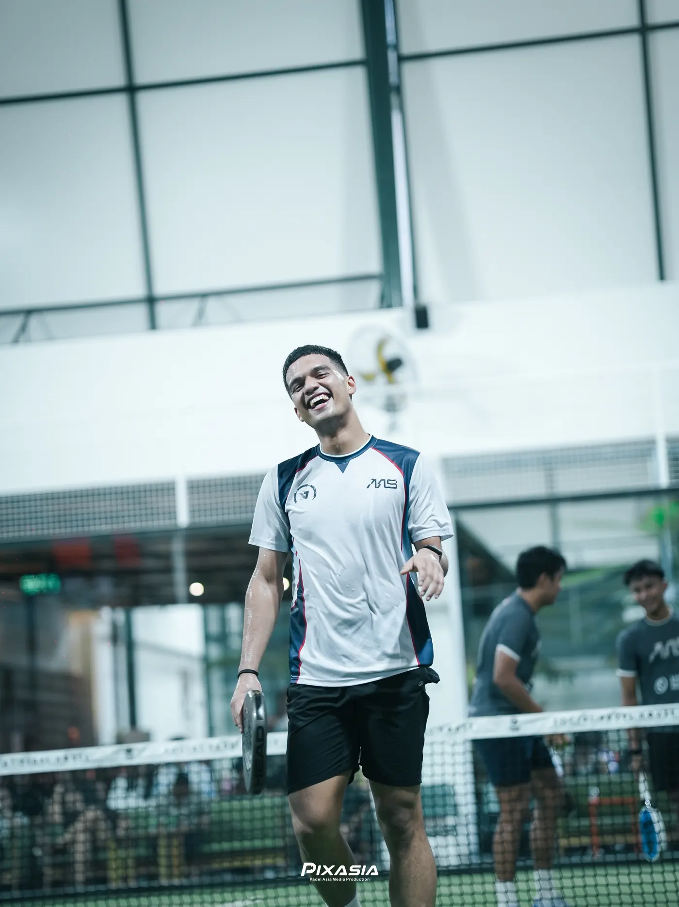 Pemain melakukan pukulan forehand